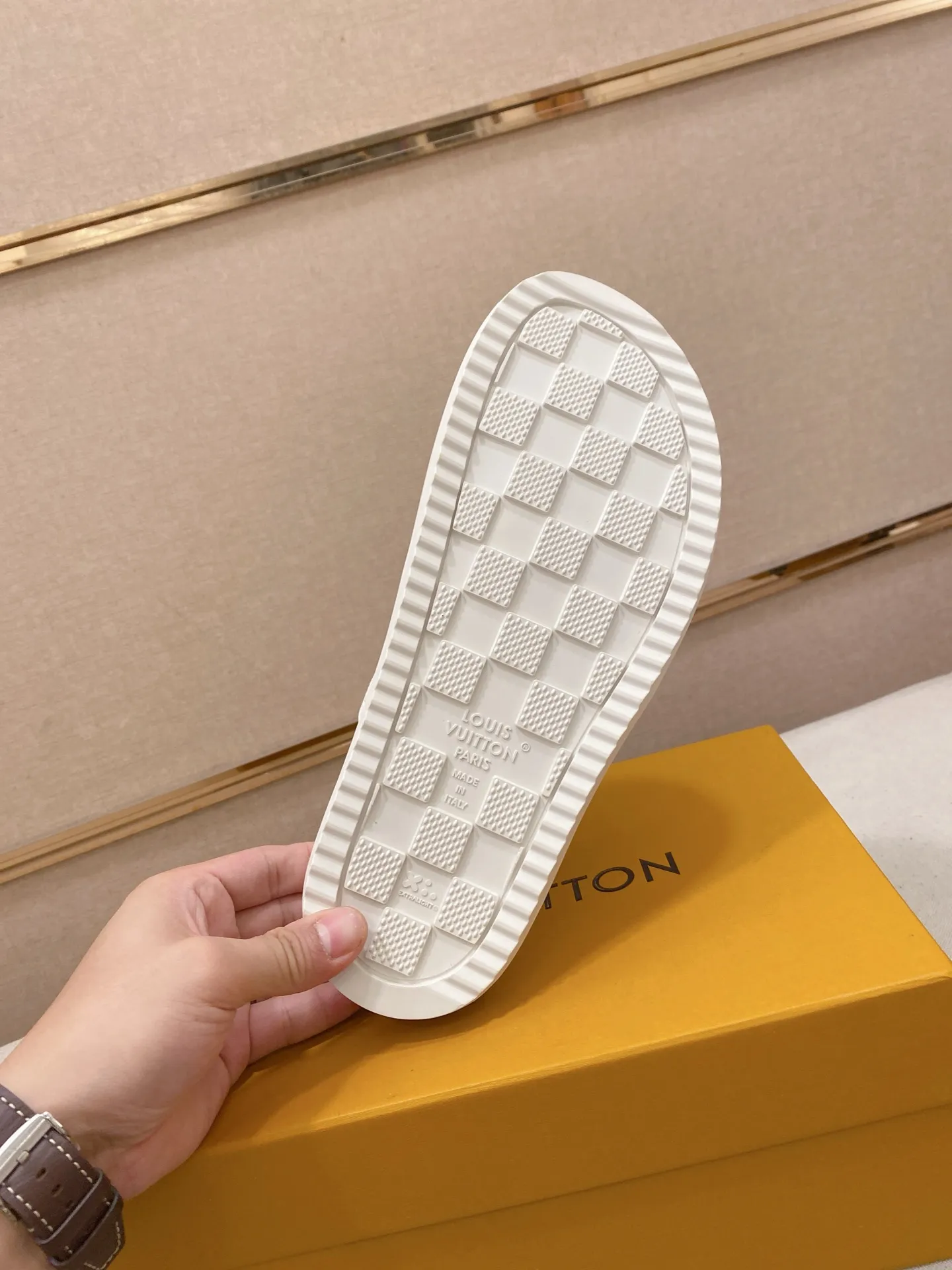 Men's shoes 💰: 360💰LV made 🔍Top purchasing agents, men's spring and summer slippers are available at the same counter. The uppers are made of Italian imported denim with logo graphics and high-quality craftsmanship. The soles are original soles specially provided by the original factory. The exclusive movable molded soles are super comfortable. Original factory follow-up products. 🔍🔍High quality. You can enter and exit the counter at will. Welcome to compare. The code number is 38-44.